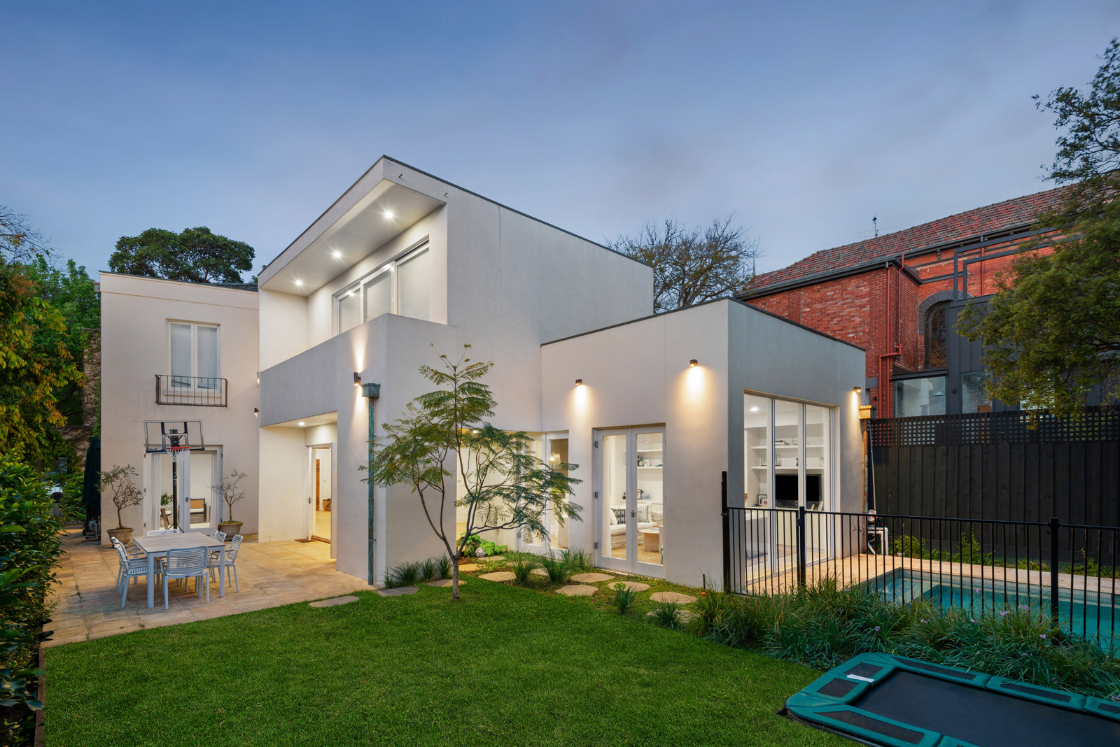 Bright family home with pool 4