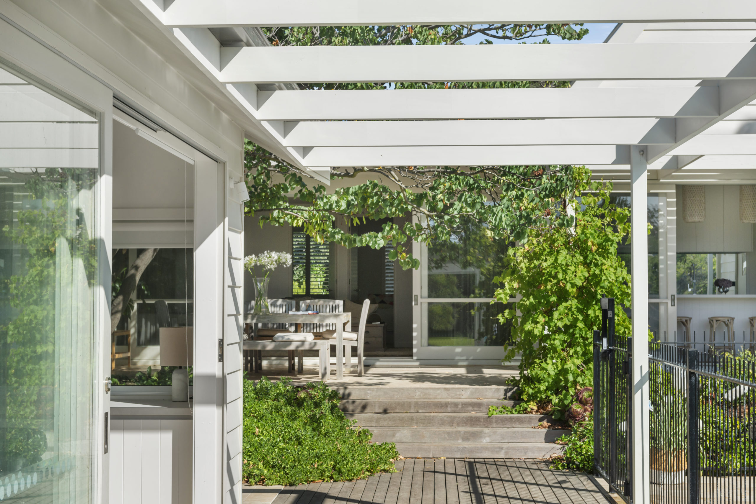 Lightfilled sprawling retreat