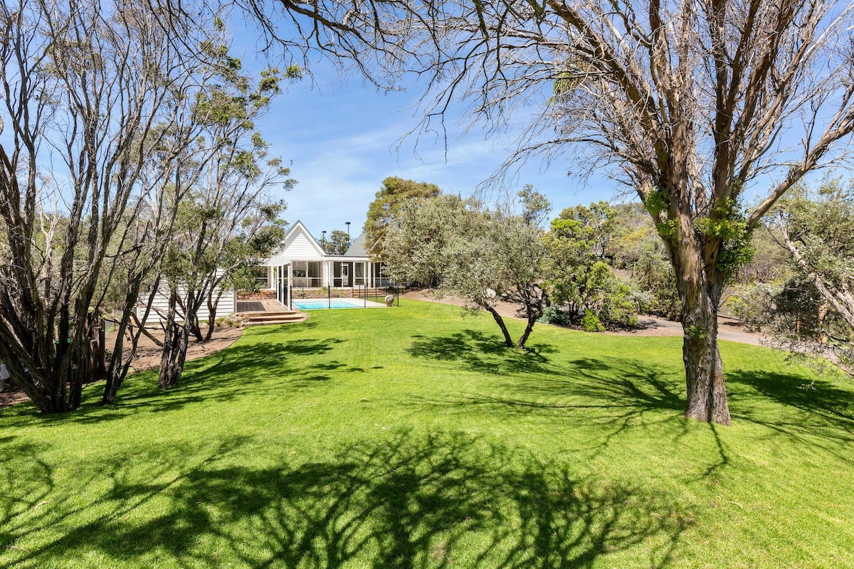 Lightfilled sprawling retreat 4