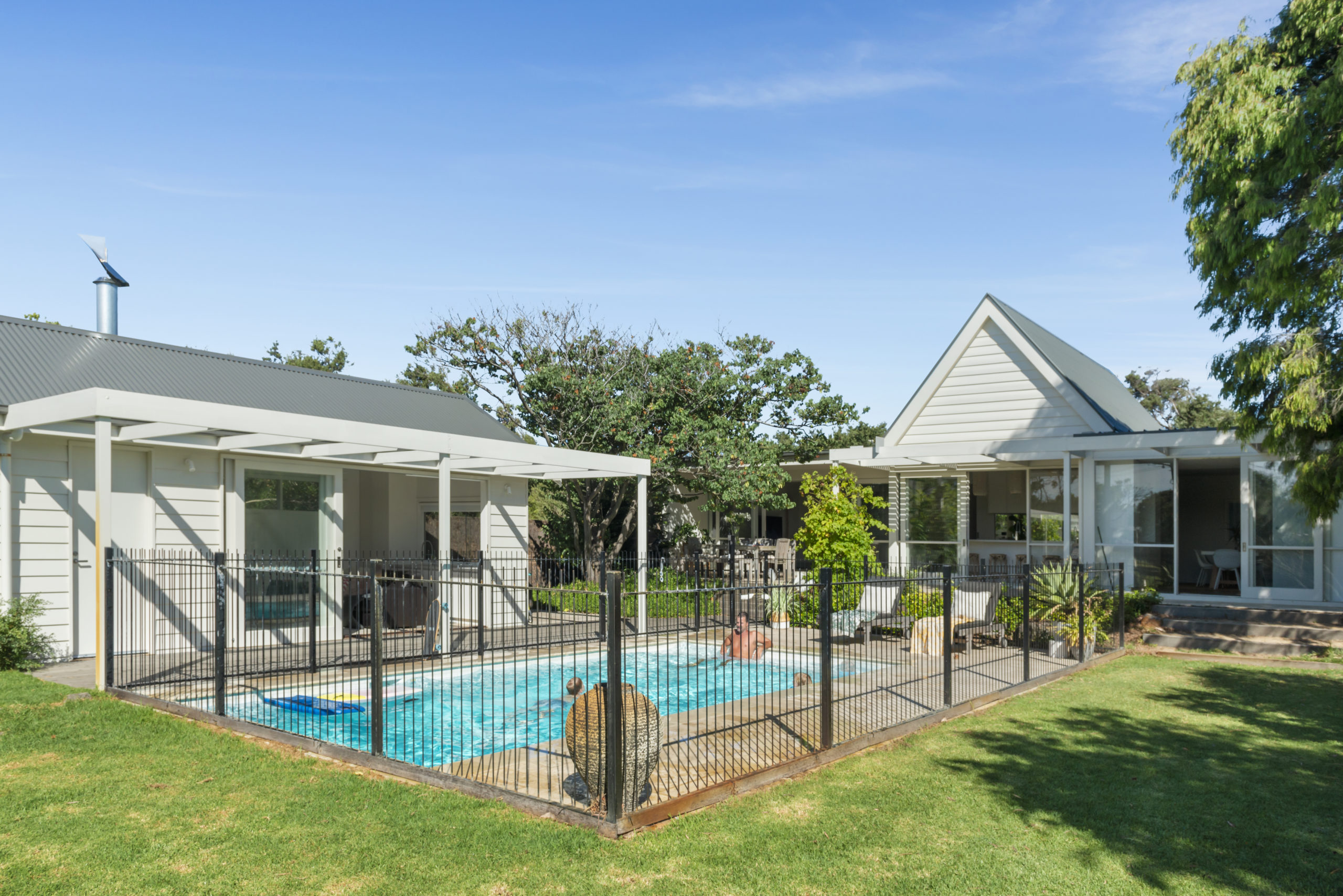 Lightfilled sprawling retreat 5